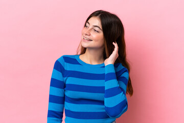 Young caucasian woman isolated on pink background thinking an idea