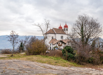 Obraz premium Calvary church of the Holy Cross above Saint Michael- Eppan (San Michele Appiano), Bolzano province, Trentino Alto Adige, South Tyrol, December 30, 2022