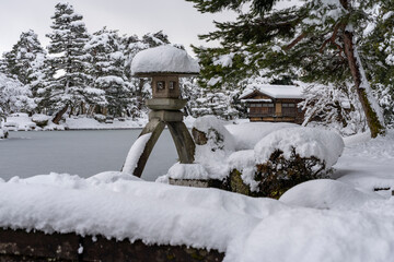 冬の北陸・金沢旅行で人気の雪が積もった兼六園（徽軫灯籠脇のイロハモミジの木がない時に撮影）