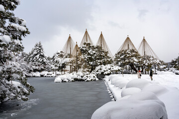 冬の北陸・金沢旅行で人気の雪が積もった兼六園