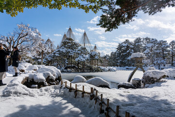 冬の北陸・金沢旅行で人気の雪が積もった兼六園