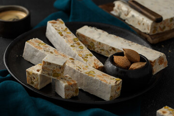 Nougat fait maison avec une tasse de café