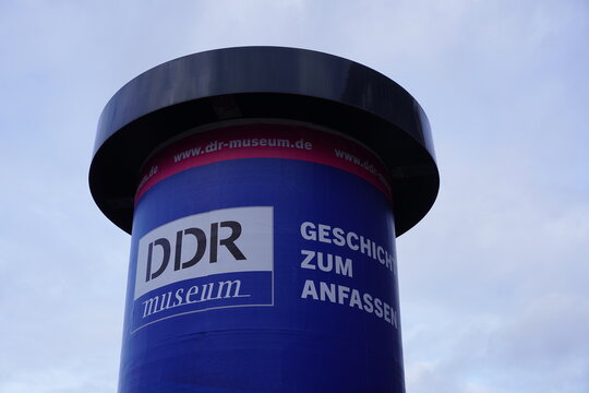 Litfaßsäule mit Werbung des DDR Museums, Berlin, 31.12.2022