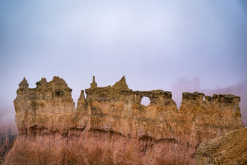 Naklejka premium sandstone wall and hoodoos of bryce canyon covered in fog