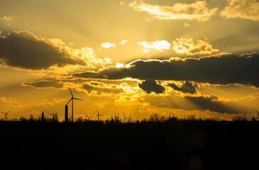 Windrad in der Abenddämmerung