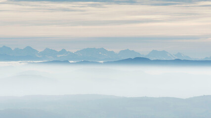 Obraz na płótnie Canvas Schwarzwald Landschaft. Zeller Bergland. Spektakuläre aussicht von Zeller Blauen auf die Schweizer Alpenkette und Jura am Horizont