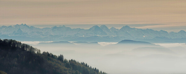 Schwarzwald Landschaft. Zeller Bergland. Spektakuläre aussicht von Zeller Blauen auf die Schweizer...