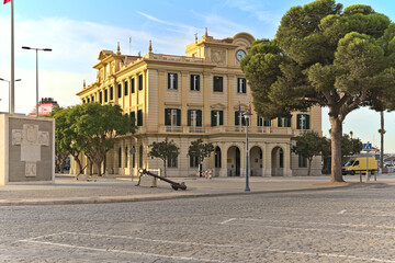 Obraz premium The harbour building of Malaga including the roundabout