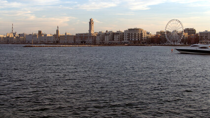 Fototapeta premium Il lungomare della città di Bari con la ruota panoramica. Sud Europa