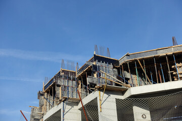 safety net in construction, safety net installed in a building, safe construction work,