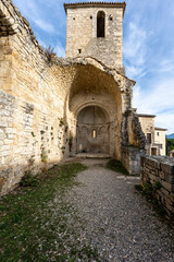 Fototapeta na wymiar Ruines de la Chapelle du château des Hospitaliers à Le Poet Laval