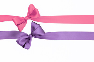 Nœuds de ruban de satin pour paquet cadeau de couleurs violet et rose, isolé sur du fond blanc. Arrière-plan avec nœud en ruban sur fond blanc.	