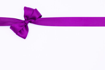 Nœud de ruban de satin pour paquet cadeau de couleur violet, isolé sur du fond blanc....