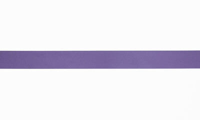 Ruban de satin pour paquet cadeau de couleur violet, isolé sur du fond blanc. Arrière-plan avec un ruban à plat sur fond blanc.	
