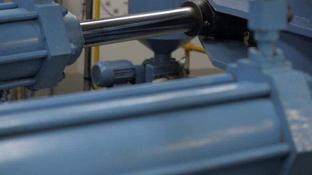 Hydraulic steering gear of ship rolling in storm