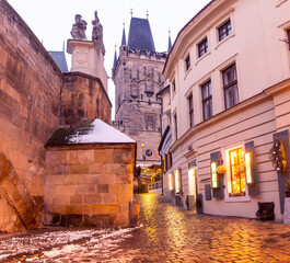 Gasse auf der Kampa in Prag an der Karlsbrücke, am Abend im Winter, erleuchtete Schaufenster,...