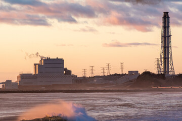 Fototapeta premium 早朝の空と火力発電所