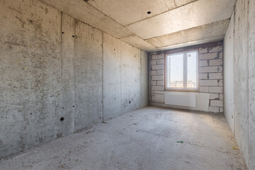 Obraz premium Empty concrete commercial space without finishing with partitions