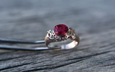 A red sapphire that looks and shines. for making jewelry