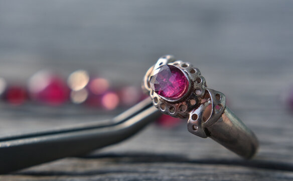 A red sapphire that looks and shines. for making jewelry