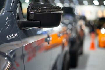 Obraz premium The black side mirrors feature the pattern of a high-performance gray car