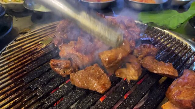 한국 가장 인기있는 음식 돼지 갈비 숯불 구이