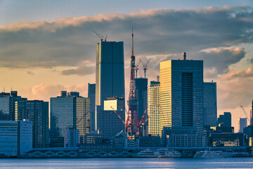 東京のビル群と夕暮れの風景