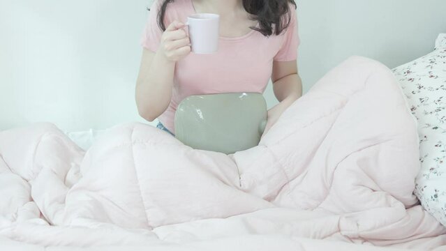 Women, disease, pain, aching, a compress, a cold, cold, headache