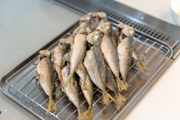 魚の揚げ物　唐揚げ　調理風景