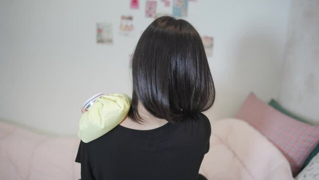 Women, disease, pain, aching, a compress, Shoulder, numbness