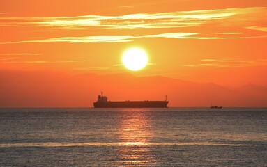 空と雲、夕陽に輝く