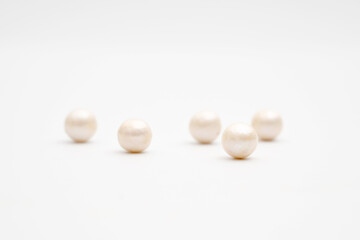 Fototapeta na wymiar pearl necklace isolate on white