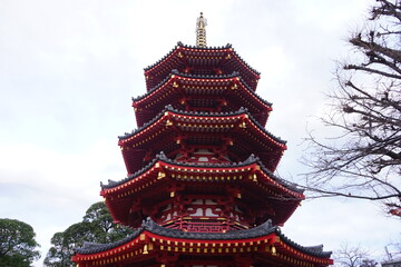 Naklejka premium 5-storied tower at Kawasakidaishi Heikenji Temple in Kawasaki, Kanagawa, Japan - 日本 神奈川県 川崎大師 八角五重塔