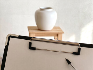 壺を査定するクリップボード © smile