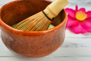 日本の茶道　茶碗と抹茶と茶筅　日本の美しい花をそえて　コピースペースあり Japanese Tea Ceremony, tea bowl,matcha and chasen (tea whisk) with beautiful japanese flowers, copy space available