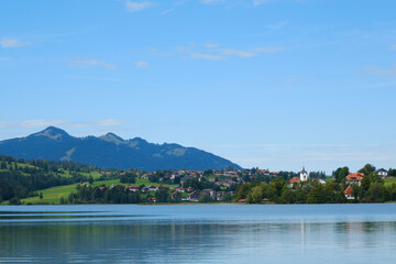 Fototapeta premium Dorf Weißensee am Weißensee bei Füssen, Allgäu, Bayern, Deutschland, Europa