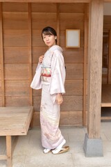 日本家屋と着物を着た若く美しい女性