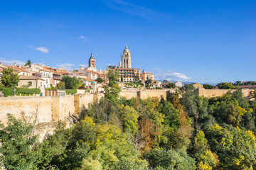 Fototapeta na wymiar Autumn colors in front of the skyline of Segovia, Spain