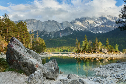 Eibsee mit Felsen-Hinkelstein- im Vordergrund und Wettersteingebirge im Hintergrund, Bayern, Deutschland