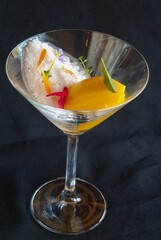Cocktel de martini, ron y maracuyá