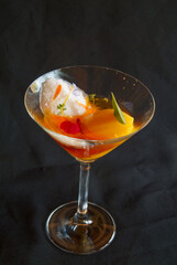 Cocktel de martini, ron y maracuyá