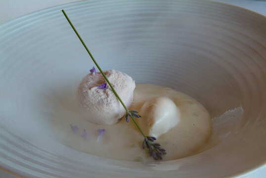 Fondo espumoso de citronela, crema de avellanas y helado de lavanda