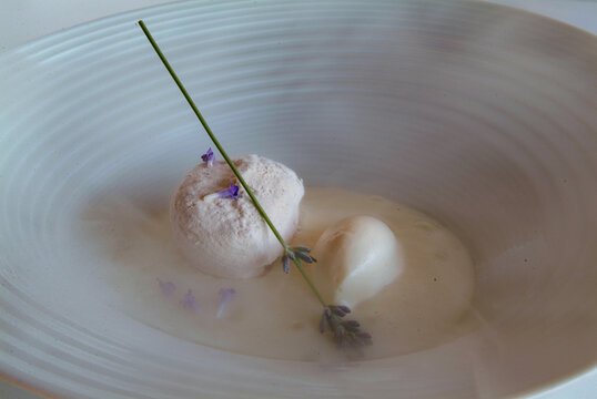 Fondo espumoso de citronela, crema de avellanas y helado de lavanda