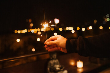 ogień, iskra, dłonie, noc, celebracja, zimne ognie, petarda, fajerwerki, sylwester, szczęśliwego nowego roku, 
