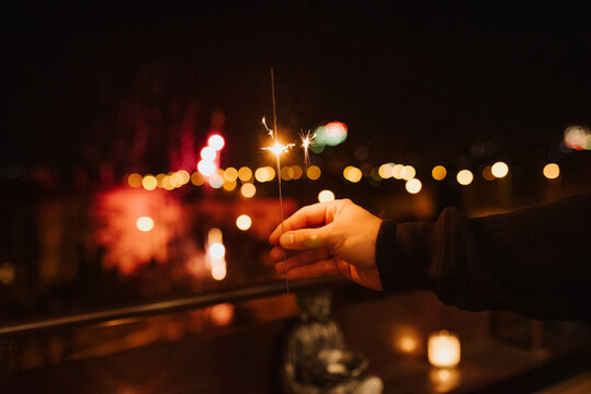 ogień, iskra, dłonie, noc, celebracja, zimne ognie, petarda, fajerwerki, sylwester, szczęśliwego nowego roku, 