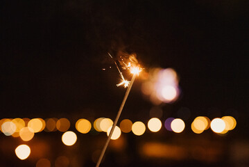 ogień, iskra, dłonie, noc, celebracja, zimne ognie, petarda, fajerwerki, sylwester, szczęśliwego nowego roku, 