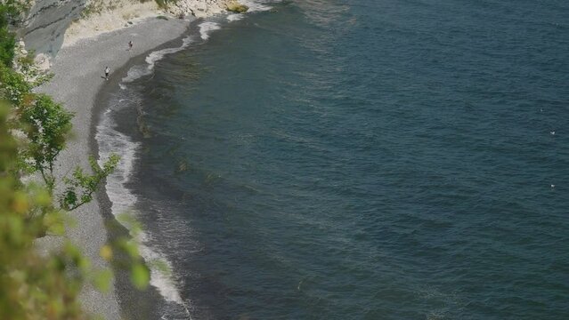 Nahaufnahme Stand am Stevns Klint im Hochsommer, einem wei&szlig;en Ostsee Kreidefelsen im S&uuml;dosten von Heddinge auf der d&auml;nischen Insel Seeland. UNESCO-Welterbe D&auml;nemark.