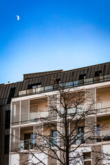 Immeuble avec arbre et ciel bleu