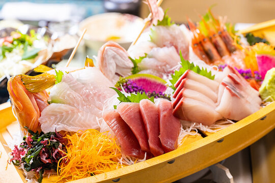 豪華な舟盛りの刺身盛り合わせ・新鮮な魚介の和食料理, Luxury sashimi boat platter with assorted fresh seafood, Japanese cuisine concept