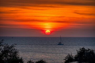 Fototapeta na wymiar Sunset over Dongtan Beach, south of Pattaya, in Thailand. 